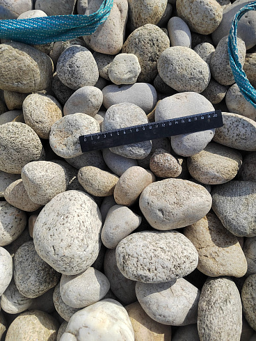 Kamenclub.ru: Галька речная окат (серо-белая) фр. 70-120 мм купить  в Крыму галька галечник бело-серая, серо-белая, серая, белая речная природная галька  8000 руб/т   фото КАМЕНЬ КЛУБ