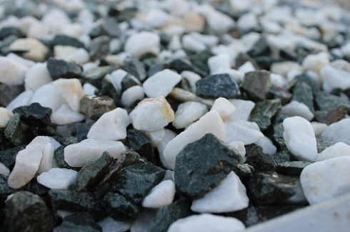 Kamenclub.ru: Мраморная крошка (щебень крошка микс: белый-зеленый) фр. 10-20 мм.  купить в Крыму мрамор белый, зеленый каменная ландшафтная декоративная крошка щебня 9500 руб/т   фото КАМЕНЬ КЛУБ