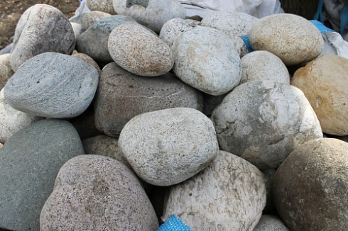 Kamenclub.ru: Речной валун (Ассорти) фр.100-300 мм.  купить в Крыму галечник серый, темно-серый, светло-серый речная галька крупных размеров 4200 руб/т   фото КАМЕНЬ КЛУБ