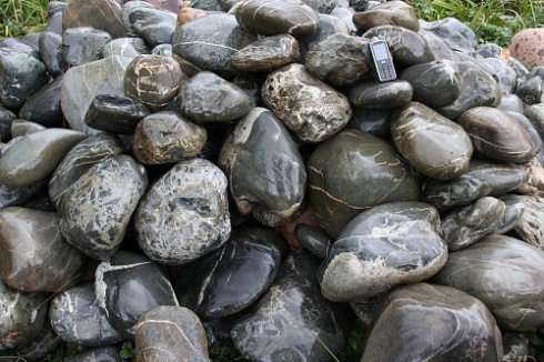 Kamenclub.ru: Валунчик Паутинник фр.100-300 мм  купить в Крыму крупный природный камень галечник темно-серый с прожилками белый черный речной валунчик 5000 руб/т   фото КАМЕНЬ КЛУБ