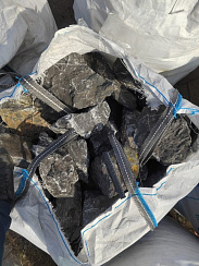 Kamenclub.ru: Черный мрамор скальник фр. 100-500 мм.  купить в Крыму мрамор черный белый серый крупный колотый валун ландшафтный 8500 руб/т   фото КАМЕНЬ КЛУБ