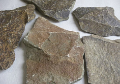 Kamenclub.ru: Песчаник пластушка "фонтанка" серо-зеленая (3,0-5,0 см)  купить в Крыму песчаник серо-зеленая колотые плитки облицовочные пластушки 11400 руб/м3   фото КАМЕНЬ КЛУБ