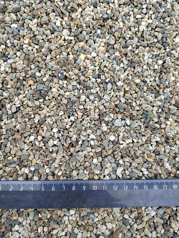 Kamenclub.ru: Галька речная окат (серая) фр.3-5 мм купить  в Крыму галька речная серая бежевый темно-серый окатанный речной камень округлый 9500 руб/т   фото КАМЕНЬ КЛУБ