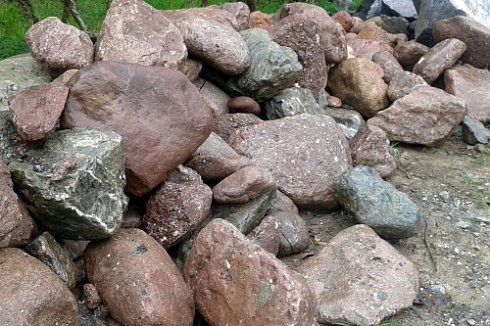 Kamenclub.ru: Конгломераты фр. 300-1000 мм.  купить в Крыму кварц мрамор диабаз коричневый, серый зеленоватый речной валун крупный 6500 руб/т   фото КАМЕНЬ КЛУБ