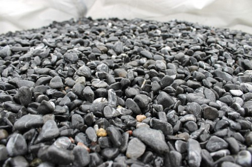 Kamenclub.ru: Щебень галтованный черный (мрамор) фр.10-20 мм.  купить в Крыму мрамор черный с белыми прожилками, черный, белый окатанный округлый ландшафтный декоративный щебень 15000 руб/т   фото КАМЕНЬ КЛУБ