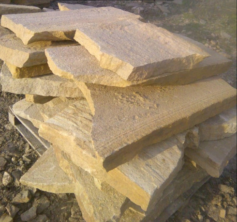 Kamenclub.ru: Форматный камень (плаха) пошаговая дорожка от 70-150 см (4 -12 см)  купить в Крыму плитняк  форматный плаха желтый песчаник 9 000 руб/т   фото КАМЕНЬ КЛУБ