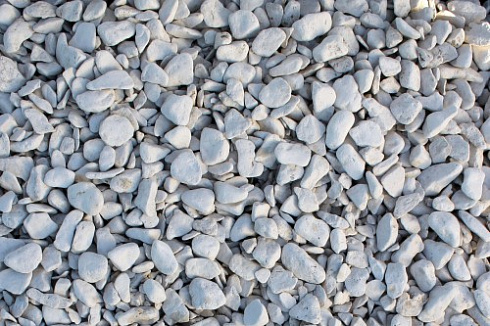 Kamenclub.ru: Щебень галтованный белый (мрамор) фр.5-10 мм.  купить в Крыму мрамор белый, айвори, молочный каменная мраморная декоративная ландшафтная крошка 17000 руб/т   фото КАМЕНЬ КЛУБ