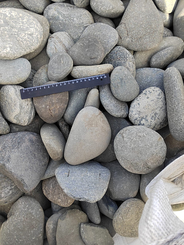 Kamenclub.ru: Галька речная плоская (ассорти) фр. 70-150 мм. купить  в Крыму галька галечник серый белый темно-серый синий светло-серый плоская природная галька  9000 руб/т   фото КАМЕНЬ КЛУБ