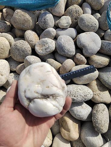 Kamenclub.ru: Галька речная окат (серо-белая) фр. 70-120 мм купить  в Крыму галька галечник бело-серая, серо-белая, серая, белая речная природная галька  8000 руб/т   фото КАМЕНЬ КЛУБ