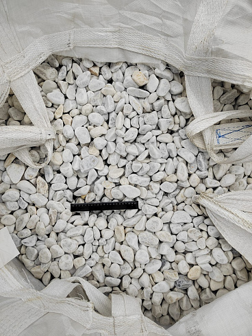 Kamenclub.ru: Мраморная крошка (щебень галтованный белый) фр.40-70 мм.  купить в Крыму мрамор белый молочный айвори окатанный округлый природный камень 17000 руб/т   фото КАМЕНЬ КЛУБ
