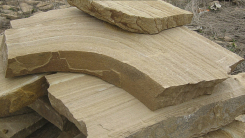 Kamenclub.ru: Форматный камень (плаха) пошаговая дорожка от 70-150 см (4 -12 см)  купить в Крыму плитняк  форматный плаха желтый песчаник 9 000 руб/т   фото КАМЕНЬ КЛУБ