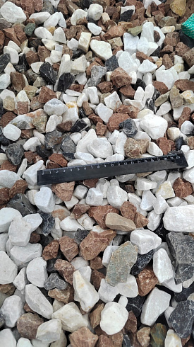 Kamenclub.ru: Мраморная крошка (щебень крошка микс : белый-черный-розовый) фр. 20-40 мм.  купить в Крыму мрамор белый, черный, розовый декоративная ландшафтная крошка 12000 руб/т   фото КАМЕНЬ КЛУБ