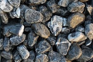 Kamenclub.ru: Щебень галтованный черный (мрамор) фр. 50-100 мм.  купить в Крыму мрамор черный с белыми прожилками щебень ландшафтный мраморный 15000 руб/т   фото КАМЕНЬ КЛУБ