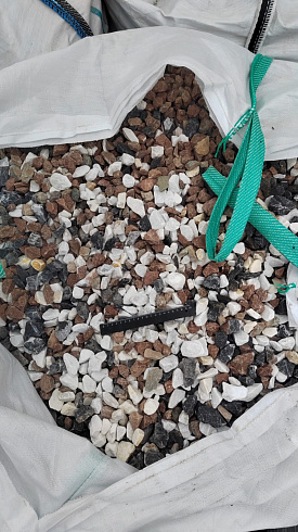 Kamenclub.ru: Мраморная крошка (щебень крошка микс : белый-черный-розовый) фр. 20-40 мм.  купить в Крыму мрамор белый, черный, розовый декоративная ландшафтная крошка 12000 руб/т   фото КАМЕНЬ КЛУБ