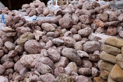 Kamenclub.ru: Розовый валунчик фр.100-300 мм.  купить в Крыму крупный природный камень розовый, серый молочный красный речной галечник природный 7850 руб/т   фото КАМЕНЬ КЛУБ