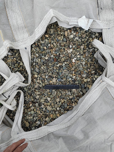 Kamenclub.ru: Галька речная окат (серая) фр.10-20 мм купить  в Крыму галька речная серая, серый, темно-серый, светло-серый, коричневый ландшафтная декоративная речная окатанная округлая галька 5000 руб/т   фото КАМЕНЬ КЛУБ