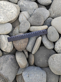 Kamenclub.ru: Галька речная плоская (серо-белая) фр. 70-120 мм. купить в Крыму галька галечник речной серый, белый окатанная плоская  природная галька 9000 руб/т   фото КАМЕНЬ КЛУБ