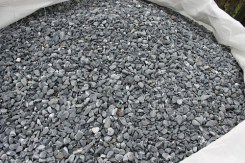Kamenclub.ru: Щебень галтованный черный (мрамор) фр.10-20 мм.  купить в Крыму мрамор черный с белыми прожилками, черный, белый окатанный округлый ландшафтный декоративный щебень 15000 руб/т   фото КАМЕНЬ КЛУБ