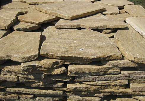 Kamenclub.ru: Песчаник пластушка желтый с рисунком (3 см)  купить в Крыму песчаник желтый с рисунком, рыжий, желтый песчаник пластушка ландшафтная рваная 8 500 руб/м3   фото КАМЕНЬ КЛУБ