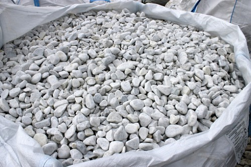 Kamenclub.ru: Мраморная крошка (щебень галтованный белый), фр.20-40 мм.  купить в Крыму мрамор белый бежевый молочный мраморный щебень декоративный 17000 руб/т   фото КАМЕНЬ КЛУБ