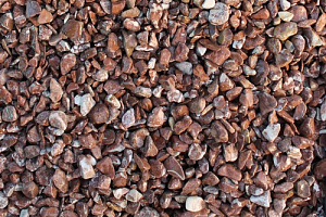 Kamenclub.ru: Мраморная крошка (щебень галтованный розовый) фр.40-70 мм.  купить в Крыму мрамор розовый, красный галтовка мраморная щебня 15000 руб/т   фото КАМЕНЬ КЛУБ