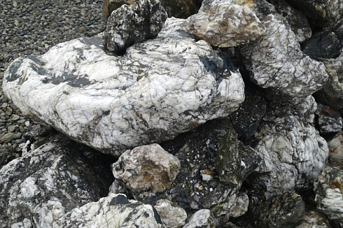 Kamenclub.ru: Черный гранит - кварцит фр. 100-500 мм.  купить в Крыму мрамор гранит черный с белыми прожилками, серый, белый валун скальный колотый 7000 руб/т   фото КАМЕНЬ КЛУБ