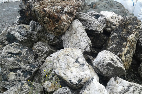 Kamenclub.ru: Черный гранит - кварцит фр. 100-500 мм.  купить в Крыму мрамор гранит черный с белыми прожилками, серый, белый валун скальный колотый 7000 руб/т   фото КАМЕНЬ КЛУБ