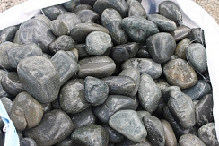 Kamenclub.ru: Темно-серый валунчик фр.100-300 мм.  купить в Крыму крупный природный камень серый, темно-серый, светло-серый речная галька большого размера окатанная 4500 руб/т   фото КАМЕНЬ КЛУБ