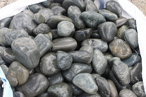 Kamenclub.ru: Темно-серый валунчик фр.100-300 мм.  купить в Крыму крупный природный камень серый, темно-серый, светло-серый речная галька большого размера окатанная 4500 руб/т   фото КАМЕНЬ КЛУБ