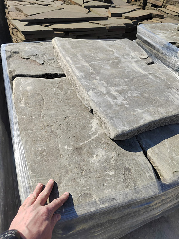 Kamenclub.ru: Песчаник пластушка галтованная светло-серая (3,0 см)  купить в Крыму песчаник светло-серый, серый ландшафтный камень рваный колотый 21000 руб/м3   фото КАМЕНЬ КЛУБ