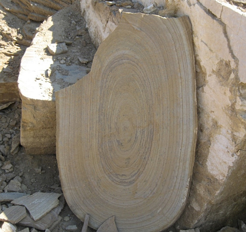 Kamenclub.ru: Форматный камень (плаха) пошаговая дорожка от 70-150 см (4 -12 см)  купить в Крыму плитняк  форматный плаха желтый песчаник 9 000 руб/т   фото КАМЕНЬ КЛУБ