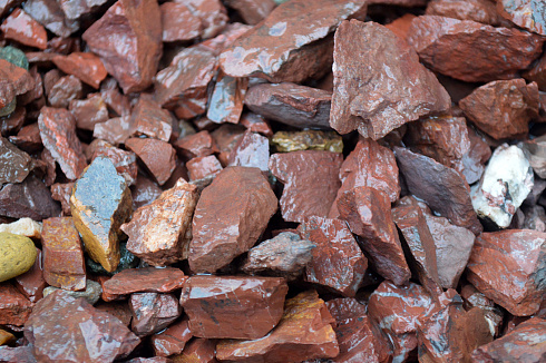 Kamenclub.ru: Щебень крошка красный (ЯШМА) фр. 20-40 мм.  купить в Крыму яшма красный, бордовый декоративный ландшафтный щебень 9000 руб/т   фото КАМЕНЬ КЛУБ