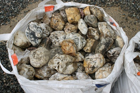 Kamenclub.ru: Кварцевый валунчик фр.100-300 мм.  купить в Крыму кварц белый, бежевый молочный рыжий крупный природный камень галечник 7850 руб/т   фото КАМЕНЬ КЛУБ