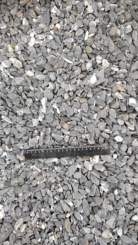 Kamenclub.ru: Щебень галтованный черный (мрамор) фр.10-20 мм.  купить в Крыму мрамор черный с белыми прожилками, черный, белый окатанный округлый ландшафтный декоративный щебень 15000 руб/т   фото КАМЕНЬ КЛУБ