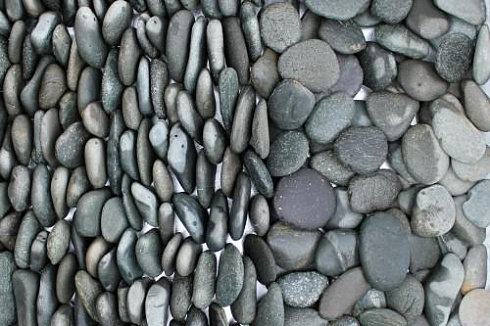 Kamenclub.ru: Галька речная плоская (темно-серая) фр. 70-150 мм. купить  в Крыму галечник природный темно-серый серый синий речная плоская природная окатанная  9000 руб/т   фото КАМЕНЬ КЛУБ
