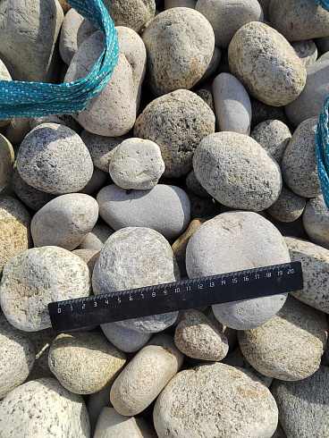 Kamenclub.ru: Галька речная окат (серо-белая) фр. 70-120 мм купить  в Крыму галька галечник бело-серая, серо-белая, серая, белая речная природная галька  8000 руб/т   фото КАМЕНЬ КЛУБ