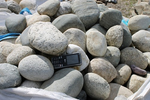 Kamenclub.ru: Речной валун (Ассорти) фр.100-300 мм.  купить в Крыму галечник серый, темно-серый, светло-серый речная галька крупных размеров 4200 руб/т   фото КАМЕНЬ КЛУБ