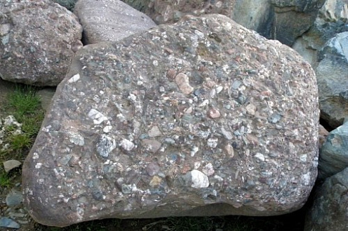 Kamenclub.ru: Конгломераты фр. 300-1000 мм.  купить в Крыму кварц мрамор диабаз коричневый, серый зеленоватый речной валун крупный 6500 руб/т   фото КАМЕНЬ КЛУБ