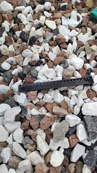 Kamenclub.ru: Мраморная крошка (щебень крошка микс : белый-черный-розовый) фр. 20-40 мм.  купить в Крыму мрамор белый, черный, розовый декоративная ландшафтная крошка 12000 руб/т   фото КАМЕНЬ КЛУБ