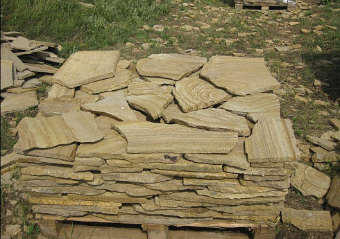 Kamenclub.ru: Песчаник пластушка желтый с разводом под дерево (2 см)  купить в Крыму плитняк желтый с разводами, желтый, рыжий, серый песчаник пластушка рваная ландшафтная 11 000 руб/м3   фото КАМЕНЬ КЛУБ