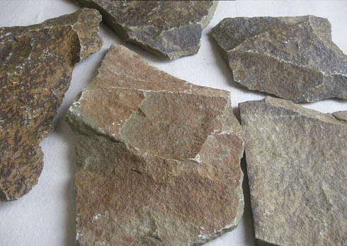 Kamenclub.ru: Песчаник пластушка "фонтанка" серо-зеленая (3,0-5,0 см)  купить в Крыму песчаник серо-зеленая колотые плитки облицовочные пластушки 11400 руб/м3   фото КАМЕНЬ КЛУБ