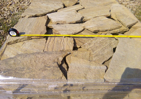 Kamenclub.ru: Песчаник пластушка желтый с разводом под дерево (2 см)  купить в Крыму плитняк желтый с разводами, желтый, рыжий, серый песчаник пластушка рваная ландшафтная 11 000 руб/м3   фото КАМЕНЬ КЛУБ