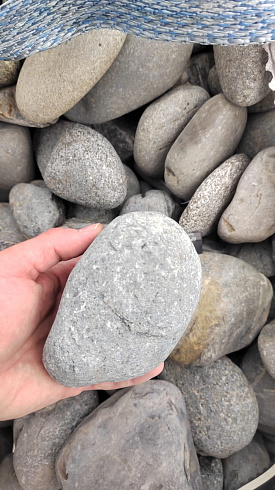 Kamenclub.ru: Галька речная окат (темно-серая) фр. 70-150 мм. купить  в Крыму галька речная темно-серая, синяя, серая речная галька округлая  8000 руб/т   фото КАМЕНЬ КЛУБ