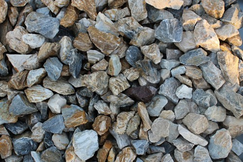 Kamenclub.ru: Мраморная крошка (щебень крошка медовый) фр. 20-40 мм.  купить в Крыму мрамор бежевый рыжий желтый ландшафтная мраморная крошка 12000 руб/т   фото КАМЕНЬ КЛУБ