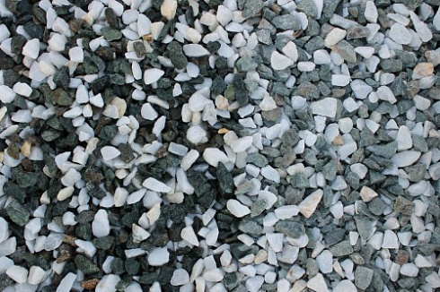 Kamenclub.ru: Мраморная крошка (щебень крошка микс: белый-зеленый) фр. 10-20 мм.  купить в Крыму мрамор белый, зеленый каменная ландшафтная декоративная крошка щебня 9500 руб/т   фото КАМЕНЬ КЛУБ