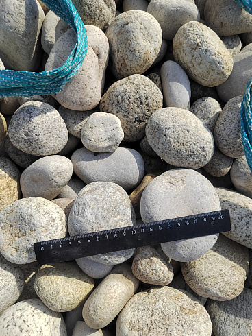 Kamenclub.ru: Галька речная окат (серо-белая) фр. 70-120 мм купить  в Крыму галька галечник бело-серая, серо-белая, серая, белая речная природная галька  8000 руб/т   фото КАМЕНЬ КЛУБ