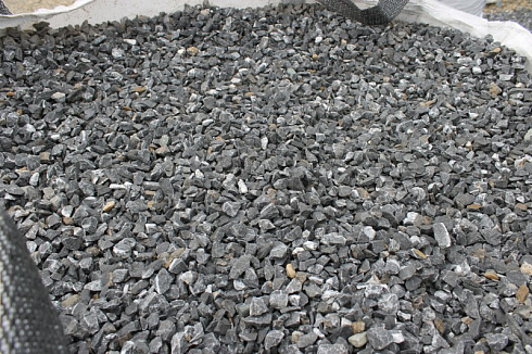 Kamenclub.ru: Щебень крошка черный (мрамор) фр. 20-40 мм.  купить в Крыму мрамор черный с белыми прожилками мраморная каменная крошка 11000 руб/т   фото КАМЕНЬ КЛУБ
