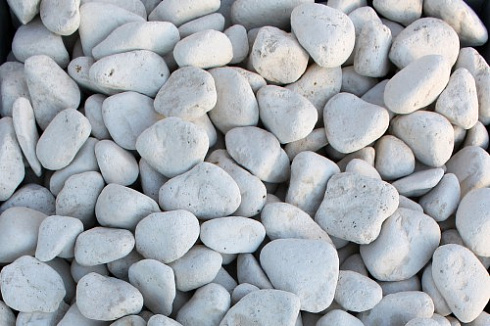 Kamenclub.ru: Щебень галтованный белый (мрамор) фр.5-10 мм.  купить в Крыму мрамор белый, айвори, молочный каменная мраморная декоративная ландшафтная крошка 17000 руб/т   фото КАМЕНЬ КЛУБ