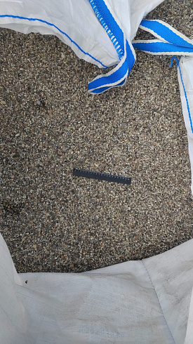 Kamenclub.ru: Галька речная окат (серая) фр.3-5 мм купить  в Крыму галька речная серая бежевый темно-серый окатанный речной камень округлый 9500 руб/т   фото КАМЕНЬ КЛУБ