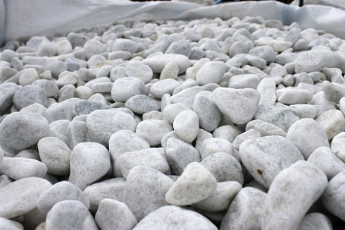 Kamenclub.ru: Мраморная крошка (щебень галтованный белый), фр.20-40 мм.  купить в Крыму мрамор белый бежевый молочный мраморный щебень декоративный 17000 руб/т   фото КАМЕНЬ КЛУБ